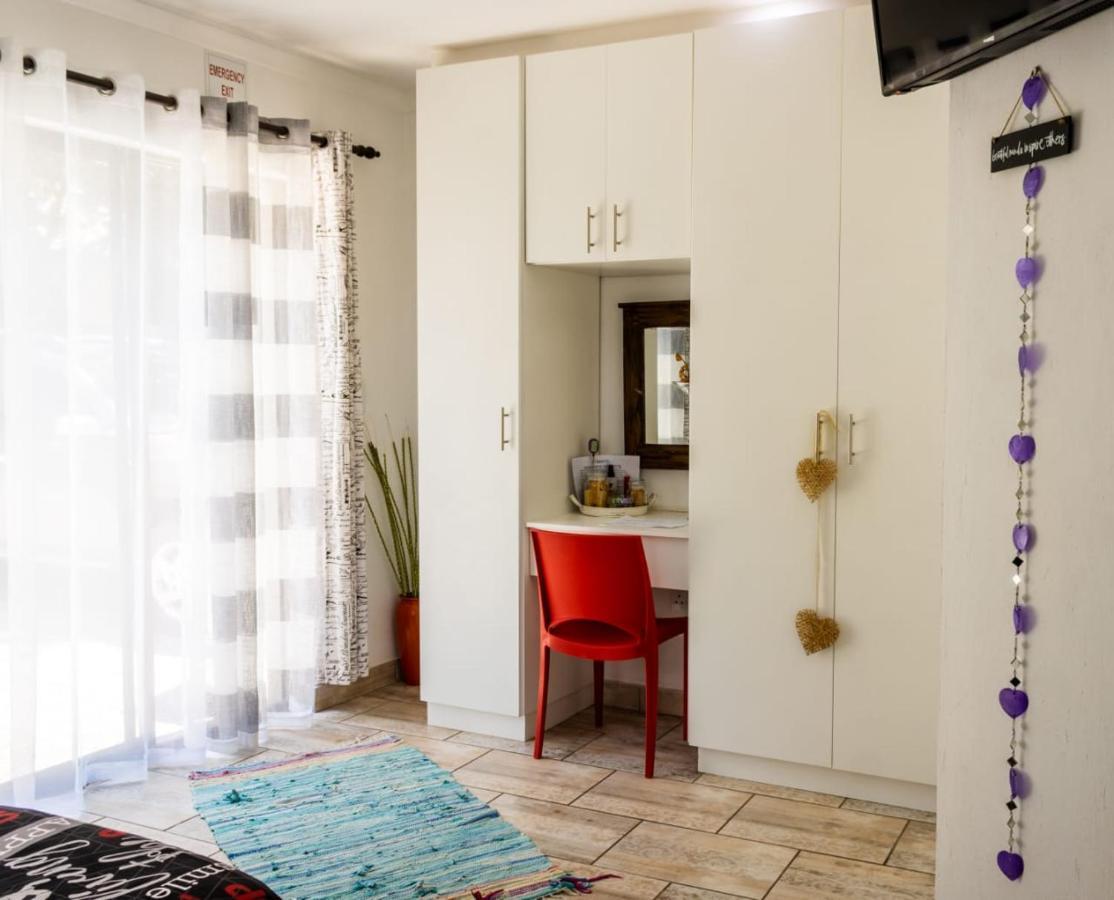 Mykhaya-Your Home Away From Home Kempton Park Exterior photo